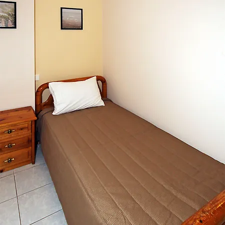 Naias Apartament *