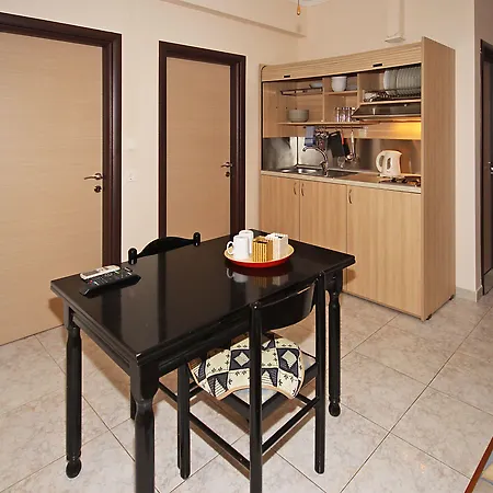 Naias Apartament *