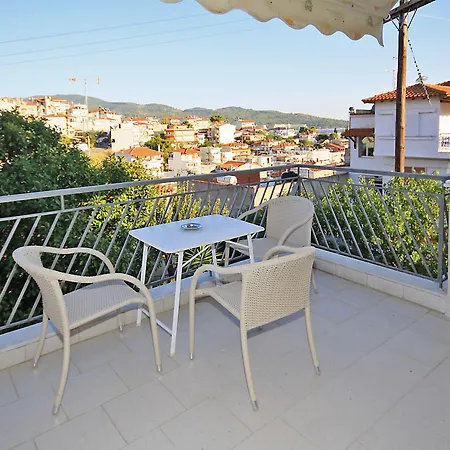 Naias Apartament *