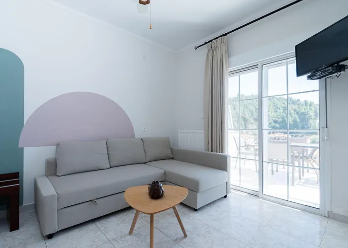 Naias * Neos Marmaras