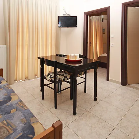 Naias * Neos Marmaras