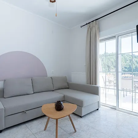 Naias * Neos Marmaras